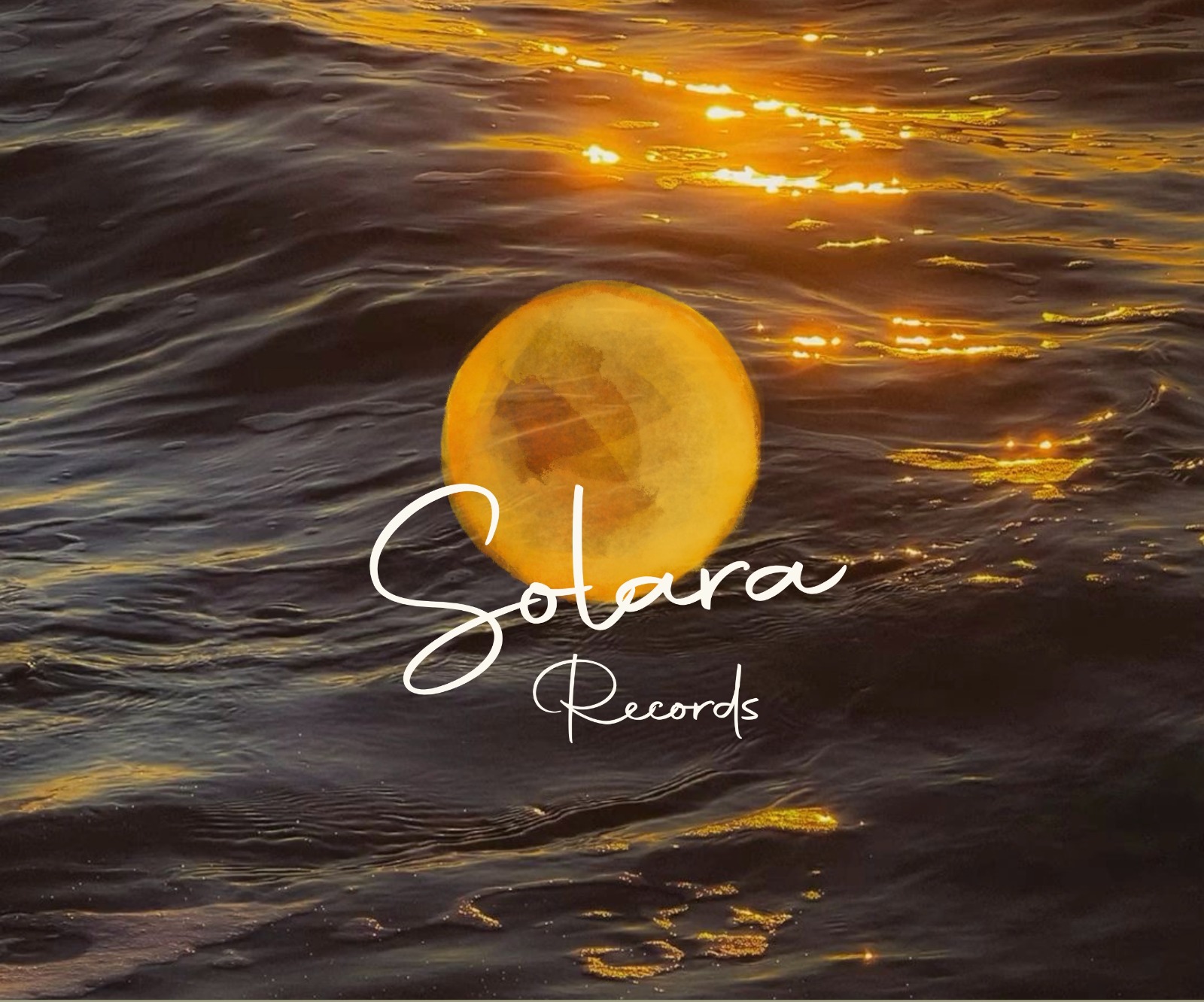 Logo Solara Records sobre o mar dourado ao pôr do sol